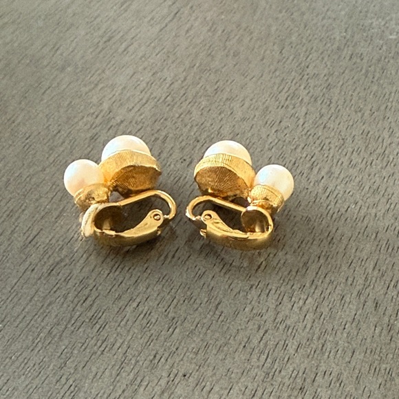 Vintage Faux Pearl Double Pearl Clip Earrings Gold Tone Petite MCM Classic Retro - Picture 2 of 4